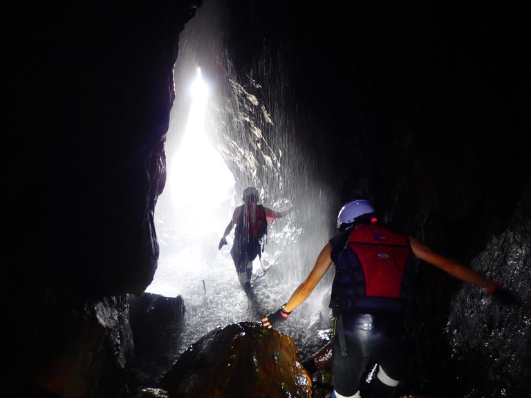 洞窟探検ツアーで屋久島を冒険しよう！